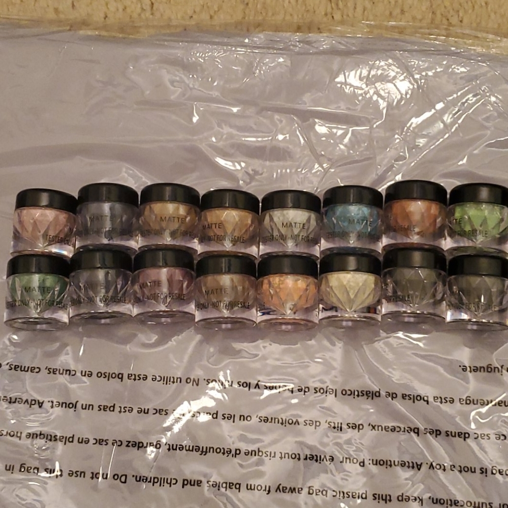 LOT OF YOUNIQUE 27 TESTER POWDERS